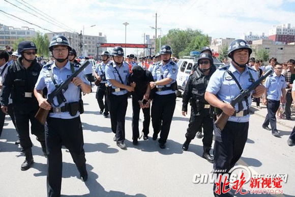 退役特警犯下连环强奸抢劫案被抓 现场引万人围观