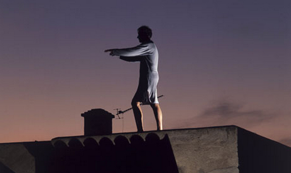 小伙梦游掉下四楼 爬起来回家接着睡 | 北晚新视