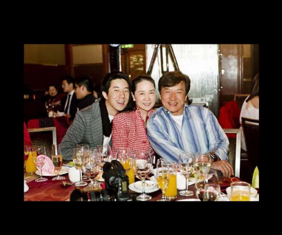 成龙一家合影