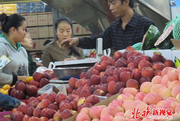 苹果价格坐火箭贵到没朋友 市民不敢买小贩不