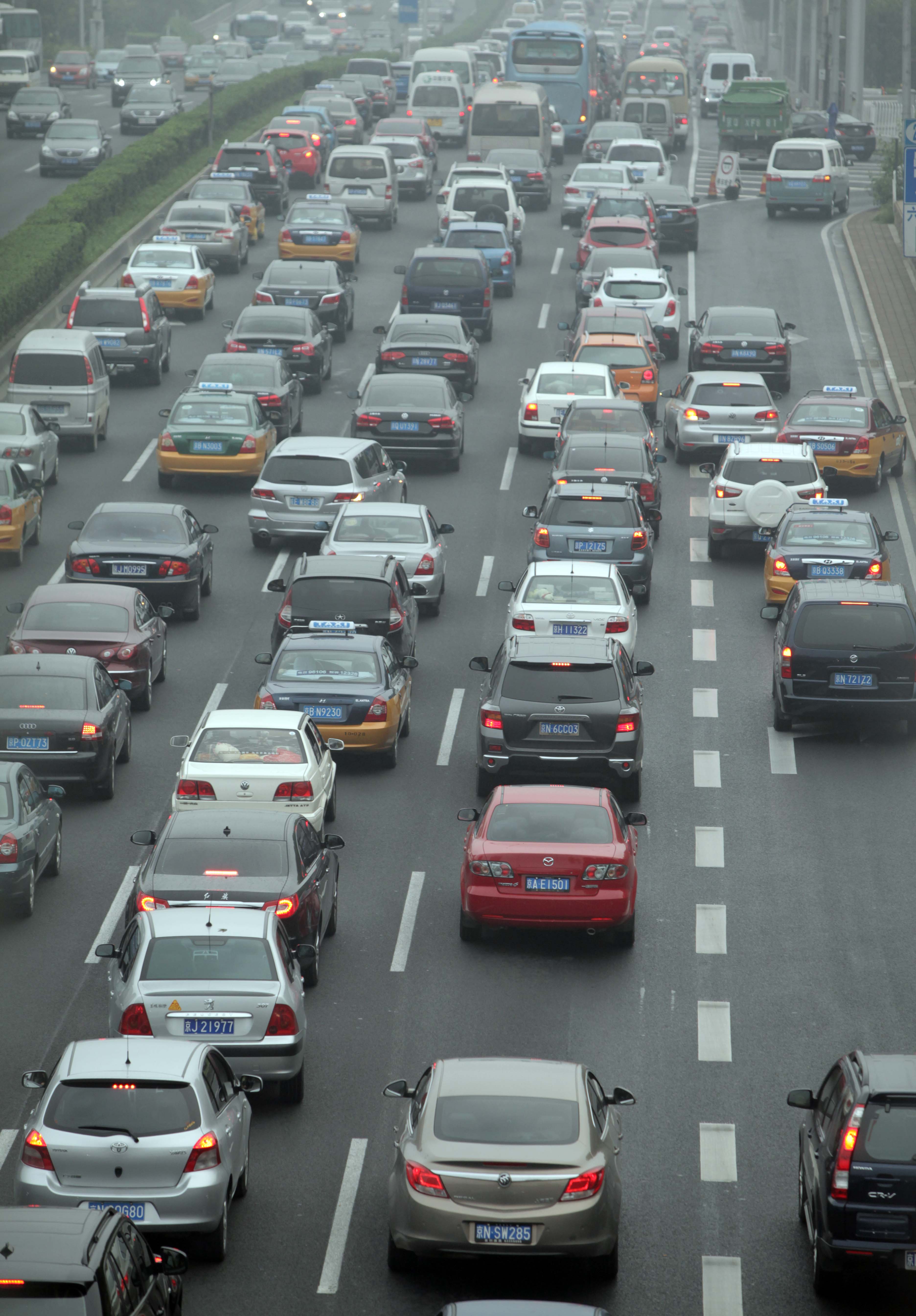 今晨北京严重拥堵多路段飘红 时速低于20公里的路段达