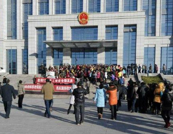 河南近千名教师政府门前罢工:工资未涨反要克