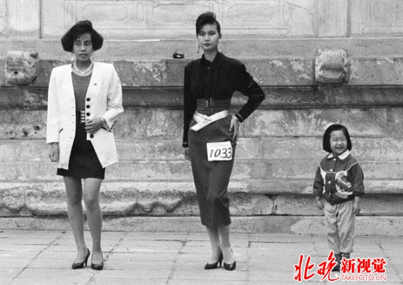 副本1991年10月，北京劳动人民文化宫，一名女童在排练的模特中。卢北峰 摄