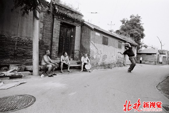 80年代中期，北京市西城区白塔寺街边舞。于志新 摄