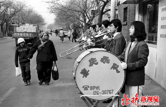 1988年，老北京的街头“检阅”。张风 摄