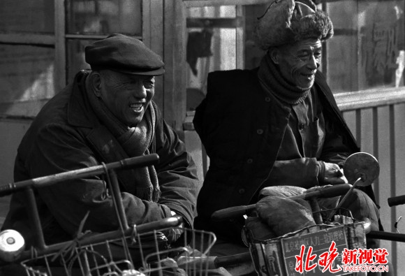 1987年，北京火车站，“板儿爷”老哥俩。  邓维 摄