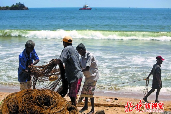 斯里兰卡遭印度洋海啸袭击后重生 照常捕鱼生