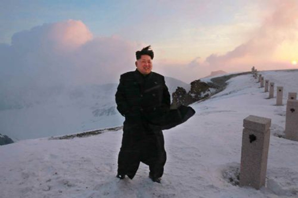 金正恩登上白头山拍照姿势潇洒 冰天雪地招牌式笑容能