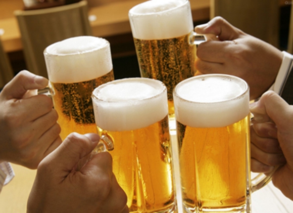 新闻 国际  2015年4月19日,据外媒报道,一口气将大杯啤酒干杯下肚