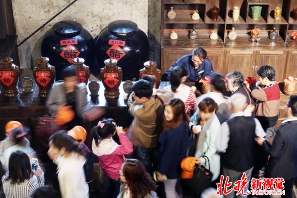 游客来到中国镇江醋文化博物馆，在这里可以品尝各种口味的香醋。