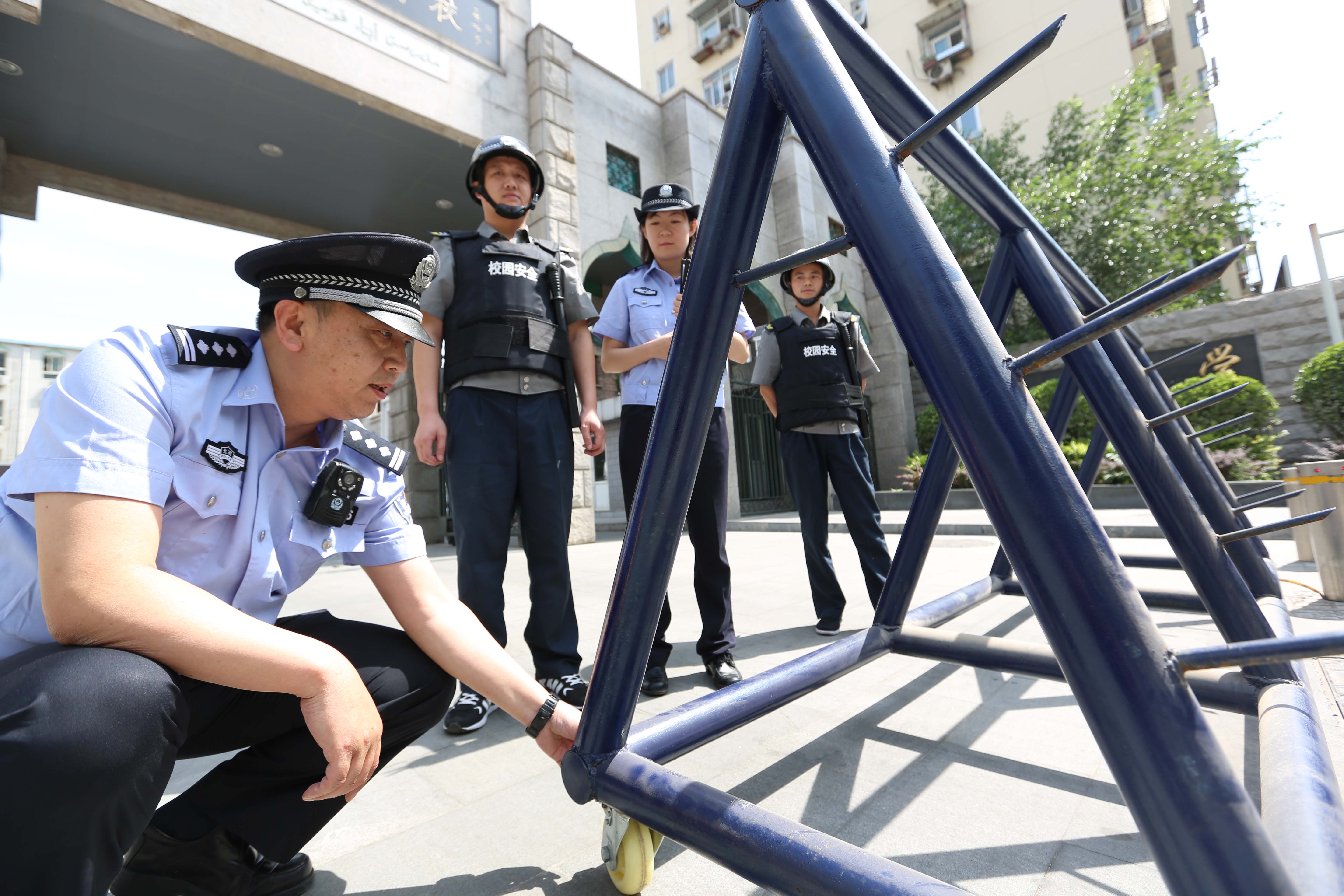 西城民警检查考点门前防护措施