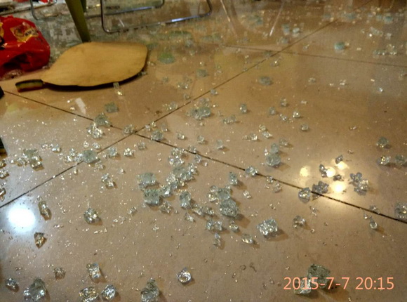 回顾:钢化玻璃餐桌突然碎成碴