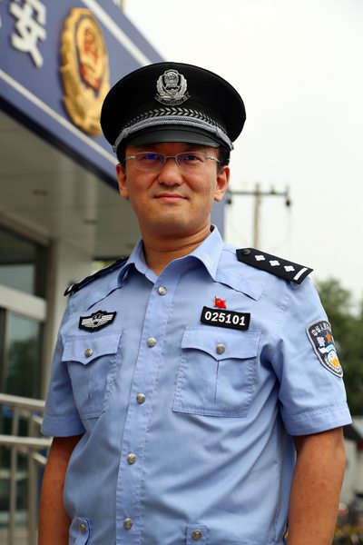 北京市某派出所民警可以随意帮朋友威胁他人人