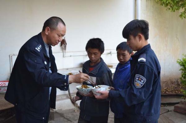 全国救助寻亲网发布的寻亲公告内容包括受助人员照片,姓名,性别,年龄