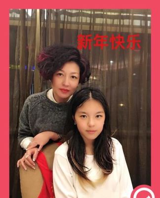 哈文调侃女儿过节 网友:幸好李咏的闺女长得不像爸爸