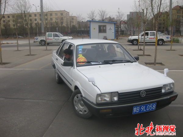 驾照自学直考探营:15天一直练停车入位 | 北晚