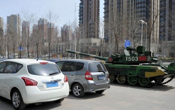  停车场现坦克  网友:炮口黑洞洞确实有点吓人 | 