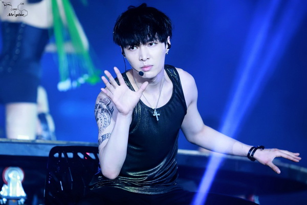 张艺兴为母校捐款 100万元助力学弟学妹被赞颜值内心都美