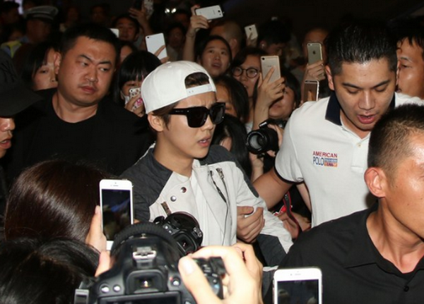  鹿晗护粉丝斥黄牛  当场发飙:出了事你负责得了