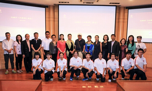 歌颂母亲赞美母爱 北京育才学校上演诗文朗诵