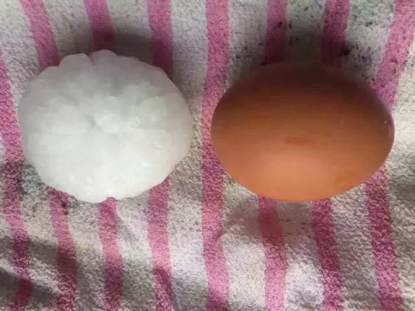  山西 长治遭罕见强 冰雹袭击  大如鸡蛋多辆豪车