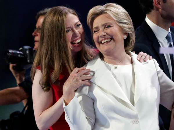 希拉里特朗普总统选战吐沫横飞:各自闺女竟是