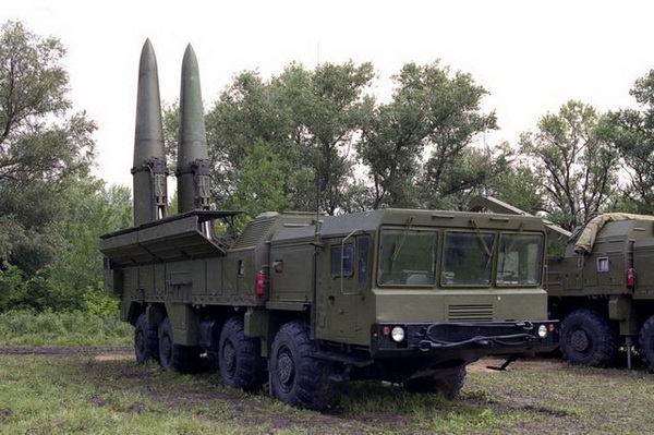 资料图:正在起竖的俄罗斯"伊斯坎德尔"导弹