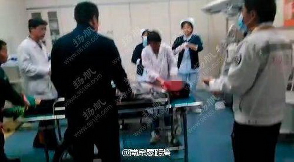 新东方扬州学校校园暴力:一男生颈动脉被割破