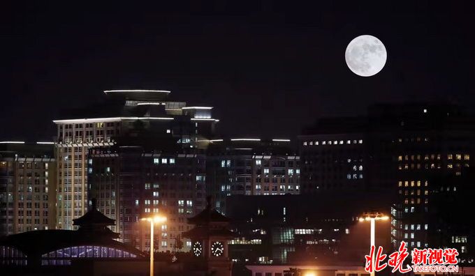 各地升起超级月亮 北京晚报记者实拍:还真挺大的