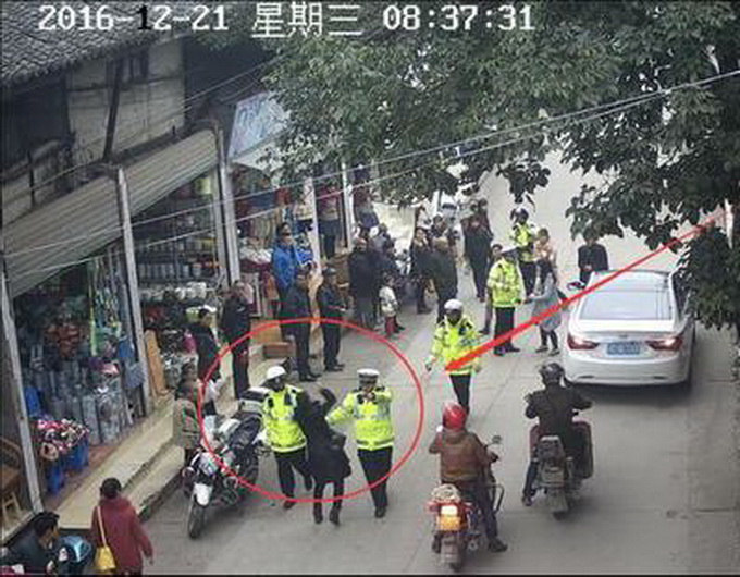 协警劝离违停遭打 打人者是区安监局股长妻子