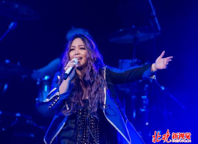 张惠妹小6岁男友 姚小健戴黑色帽子表情酷帅两