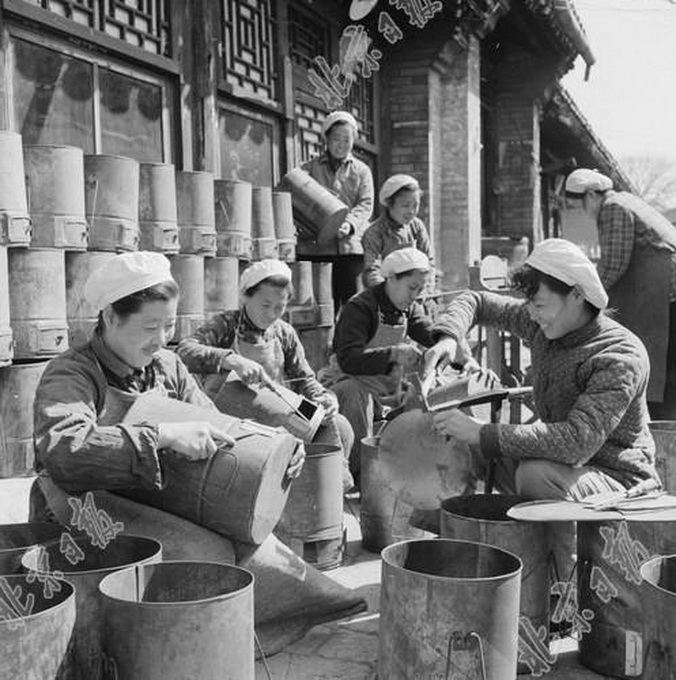 1961年,工人生产蜂窝煤炉,北京日报 冯文冈 吴宗汉/摄
