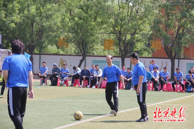 北京金盏学校绿茵场上老国脚开展培训:教体育