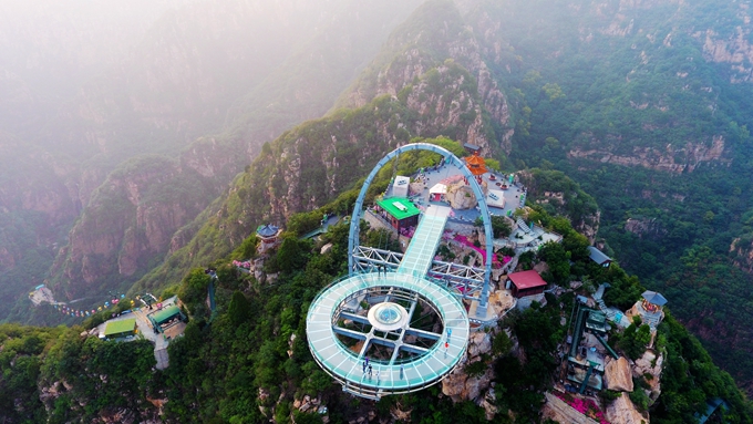 主峰之巅畅拍绚丽星空 新视觉摄影发烧友石林峡飞碟玻璃观景台拍大片