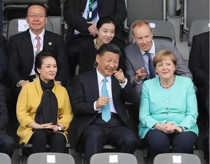 习近平同默克尔观看中德青少年足球友谊赛 | 北