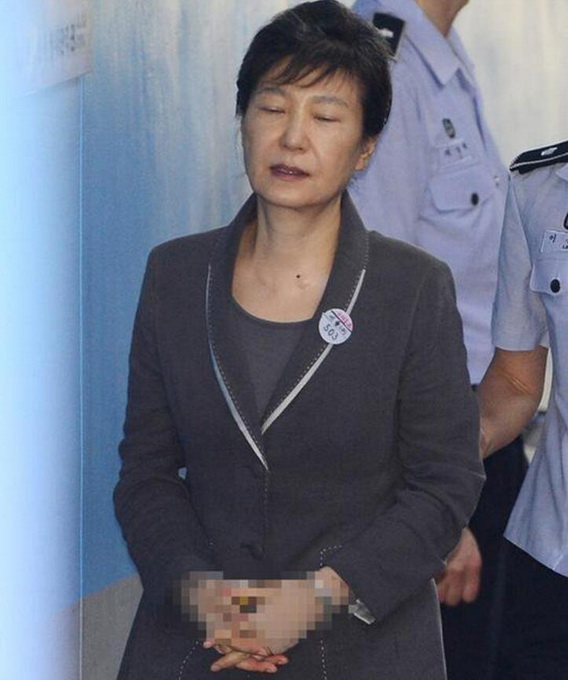 朴槿惠出院7天接受了4场审判 面色憔悴闭眼走