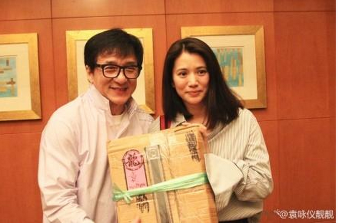 袁咏仪与成龙合照 破20年不合传闻网传耍大牌女星到底是谁？(图1)