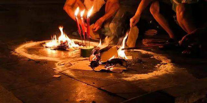 女子在前男友家门口烧纸钱 分手后因怀念旧情复合不成出此下策 | 北晚新视觉