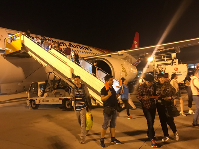 深圳航空首架A330宽体机满载游客抵京 孩子们