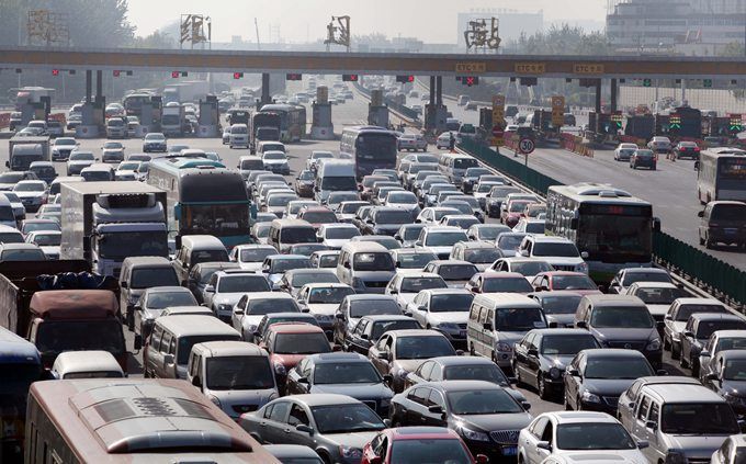 国庆长假首日:我国部分高速公路交通流量严重