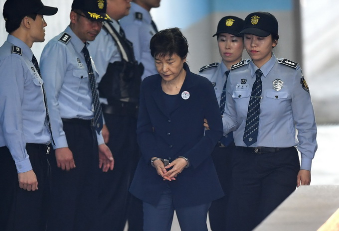 朴槿惠再次出庭受审 戴着手铐前往法院手上戴