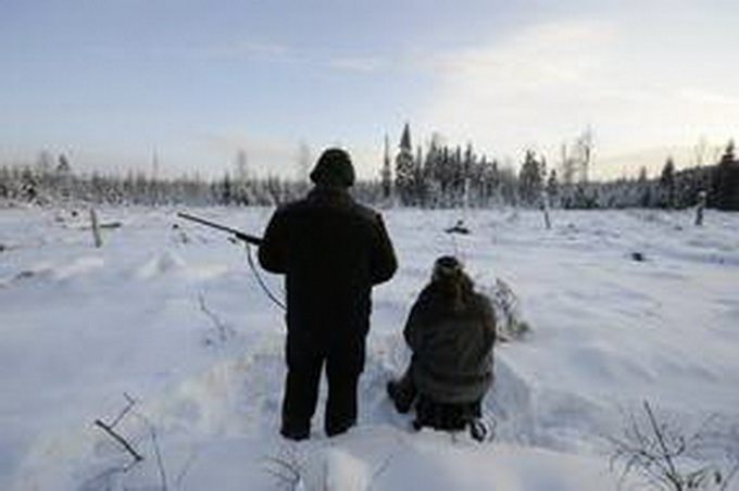 男子蹲在山坡玩手机被误认为野猪 猎人开枪致