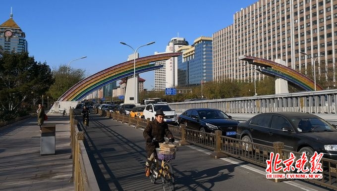 北京 1997年6月为庆祝香港回归祖国,建国门和复兴门处,建立了两座彩虹