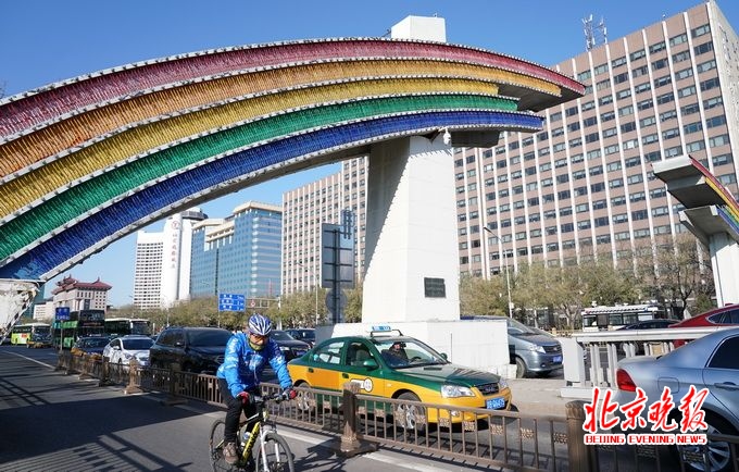 新闻 北京 今天零时起,彩虹门现有结构开始拆除,依次为复兴门桥南侧