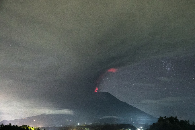 巴厘岛阿贡火山喷4千米浓烟 航空公司收火山红