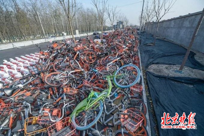 北京朝阳大悦城附近惊现共享单车坟墓 野蛮发