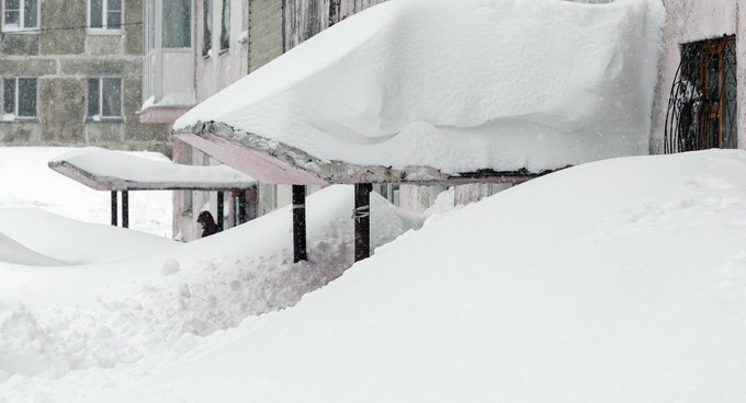 俄罗斯老人被狂风吹落四楼 幸而掉在雪堆里