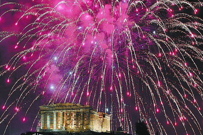 世界各地喜迎新年:凯旋门照亮2018 雅典上空