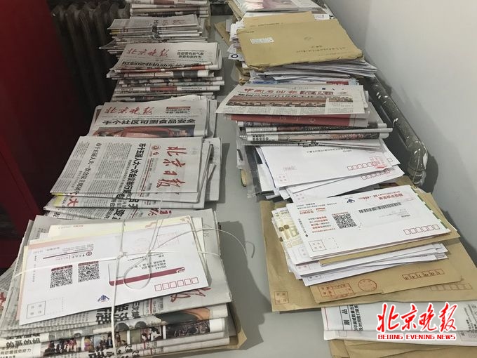 北京某小区物业堆满信件报纸 老人苦恼:为何不