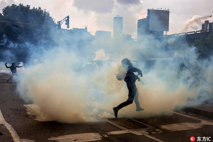 委内瑞拉地铁催泪弹爆炸 美国费城球迷暴动袭
